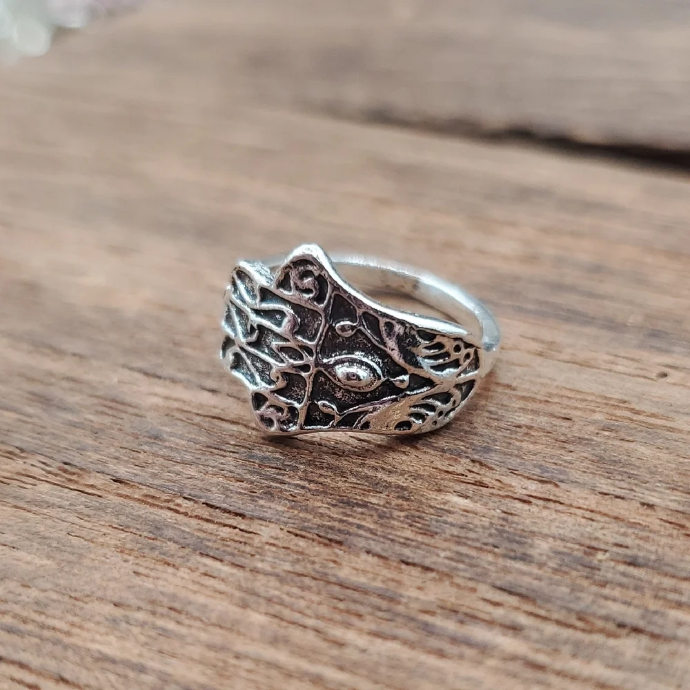 Ornate Silver Tone Filigree Ring - Eye Motif 4.5 R823